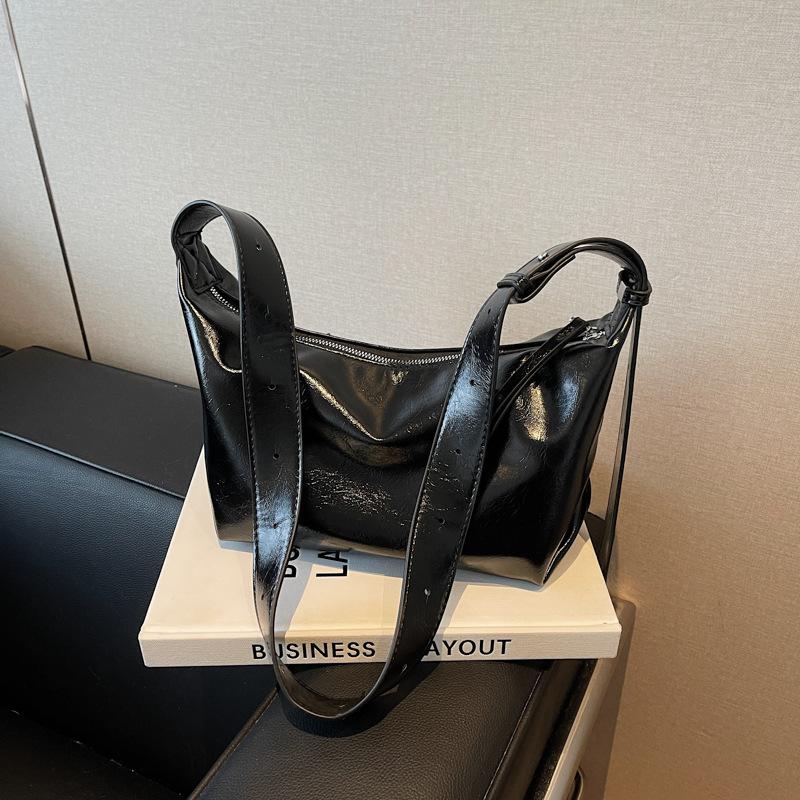 

Large-capacity simple bag women s spring and summer new fashion shoulder messenger bag commuter dumpling bag чёрный