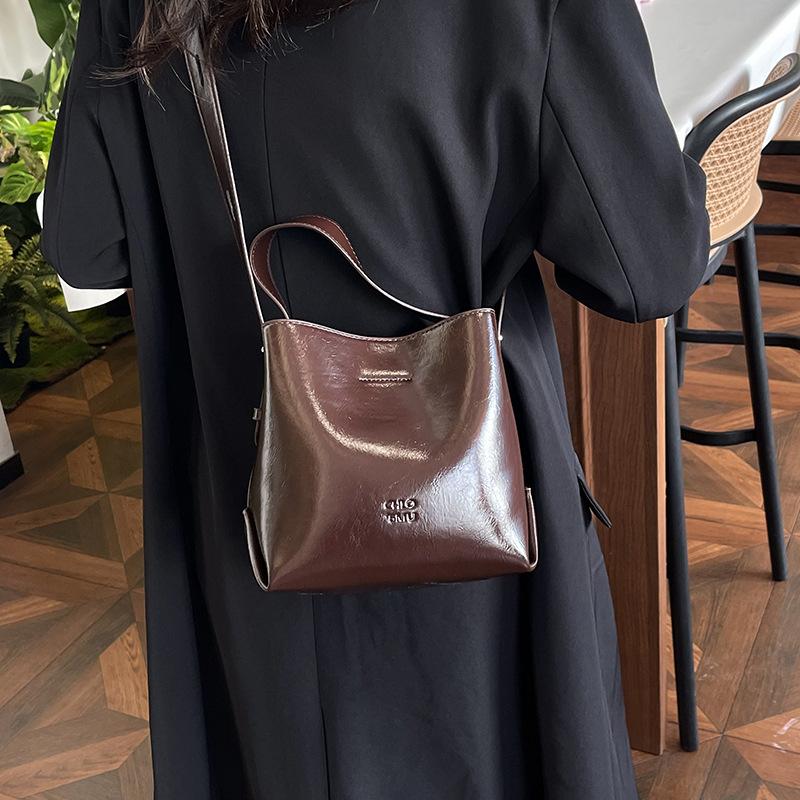 Bucket bag women's 2025 autumn and winter new commuter red wedding bag shoulder messenger bag retro fashion
