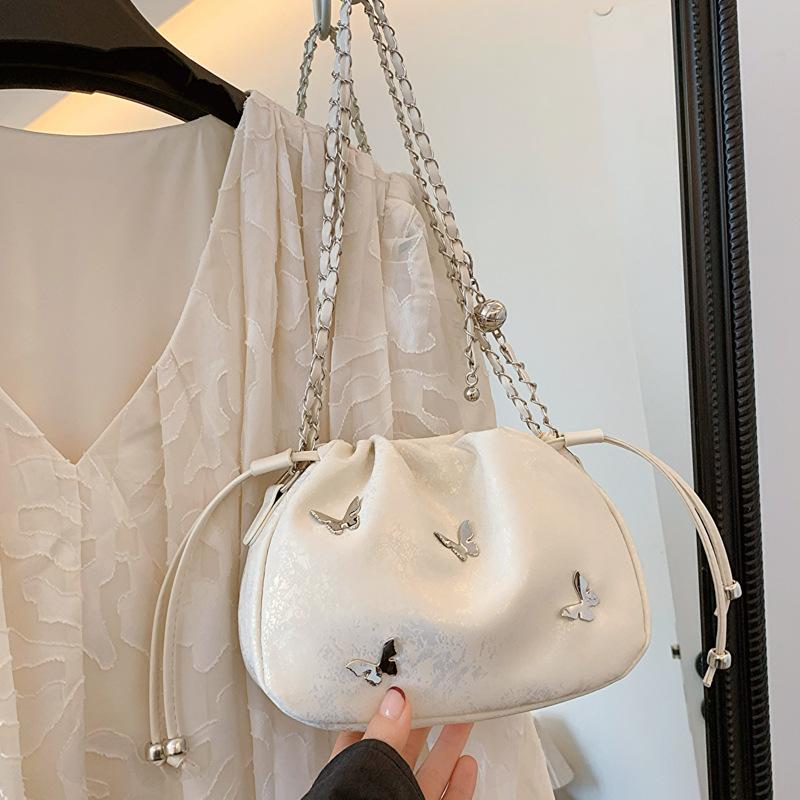 

Простая и модная сумка-складочка для женщин 2024 года, лето, корейская версия, тренд, универсальная сумка-ведро, высококачественная сумка-мессенджер белый