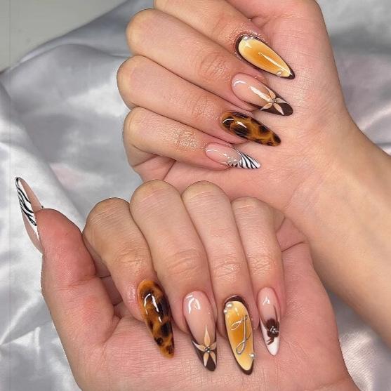 Amber Tortoiseshell Pointed Press-on Nails with Gold Leaf - Retro Spicy Girl Style Nail Art