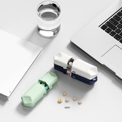 Kleine pillensnijder met telescopisch ontwerp, BPA-vrij en compact formaat.