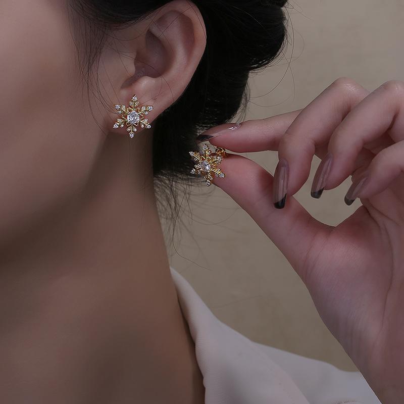 New Silver Needle Zircon Snowflake Christmas Earrings Niche Design Fashionable High-end Stud Earrings Autumn and Winter Earrings 2026