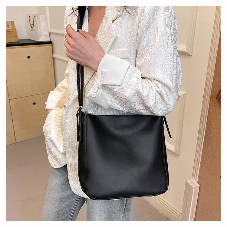 Ретро сумка большой вместимости женская 2024 новая летняя сумка-ведро модная и простая — фото 13