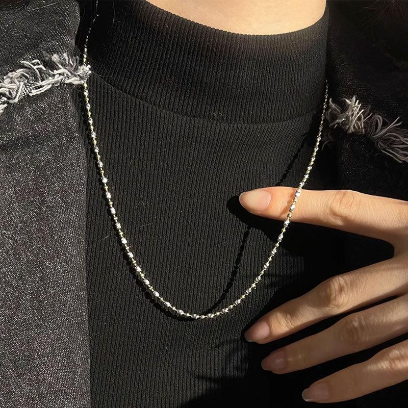 Collier Chaîne de Perles de Riz Fleur de Voiture Bicolore pour Homme et Femme, Chaîne Clavicule, Chaîne Pull, Style Luxe Léger