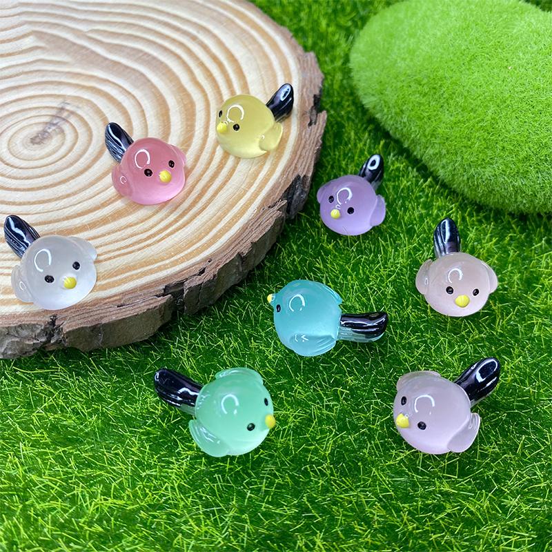 50 ks Pryskyřičných ptáčků svítících ve tmě | Mini luminiscenční zvířátka pro zahradní dekoraci, řemesla do domečku pro panenky, DIY doplňky pro pohádkovou krajinu