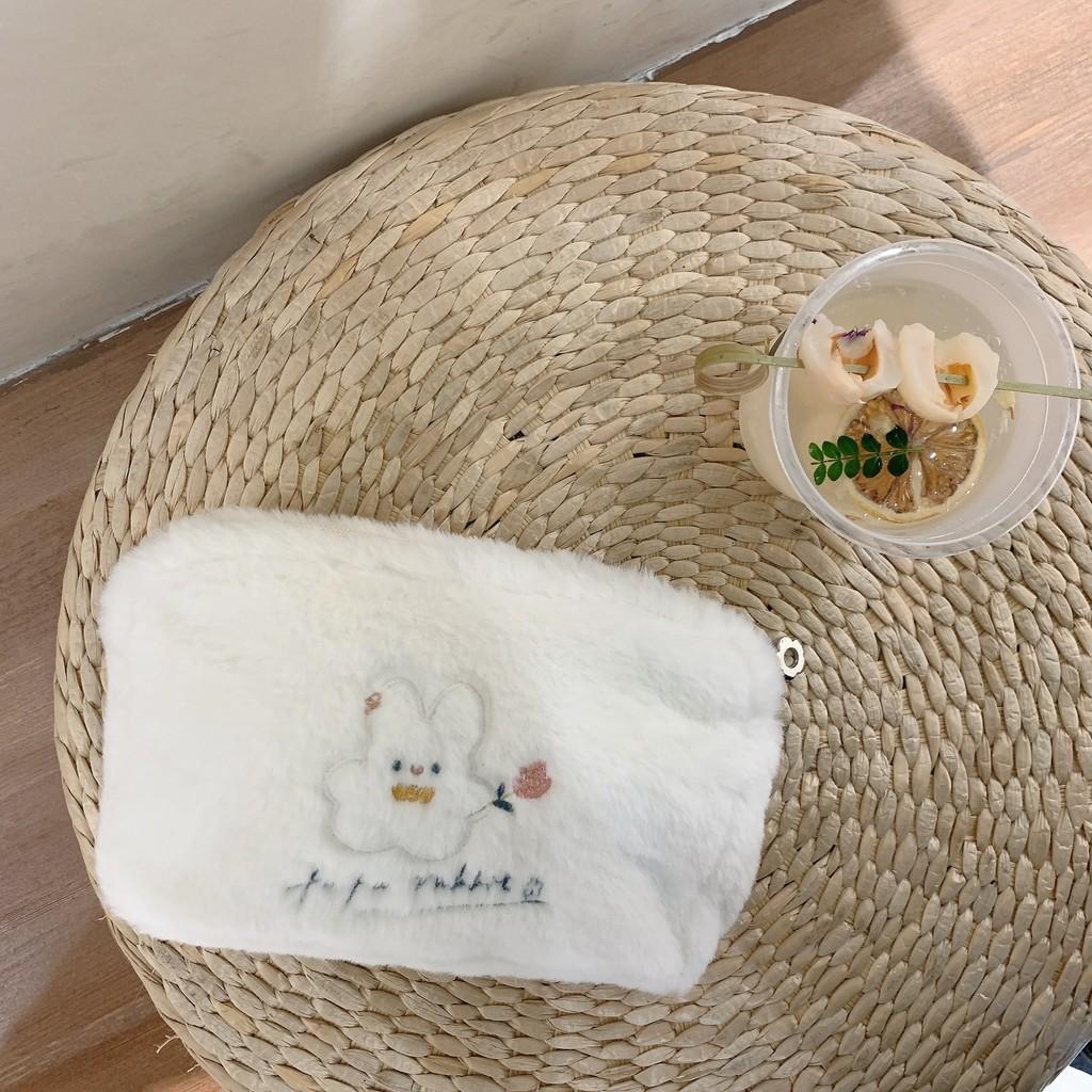 Niedliche Cartoon-Stickerei-Kosmetiktasche aus Plüschmaterial für Frauen, tägliche Verwendung, weiche kleine Tasche