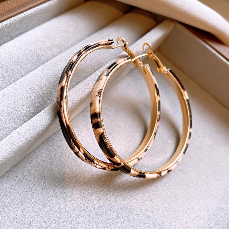 Kolczyki koła ze skóry z geometrycznym nadrukiem w panterkę na srebrnej igle