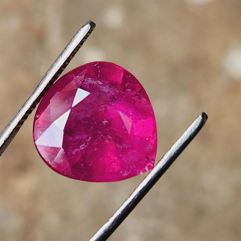 Rubis Rouge Naturel du Mozambique 12 Carats Forme Cœur Certifié Chauffé Pierre Précieuse