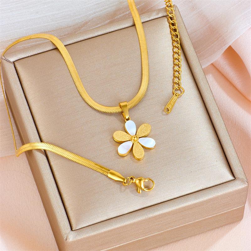 Elegant Daisy Necklace: White Shell Chrysanthemum Pendant On Non-Fading Titanium Steel Chain