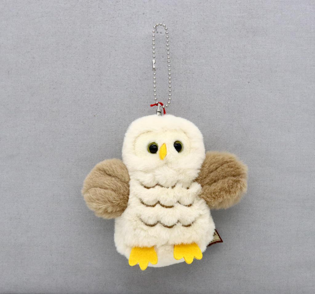 Takeoff Patter Owl Schlüsselanhänger. Niedliche Eule mit ausgebreiteten Flügeln und flatternder Spielzeugkiste. Beige [Musik inklusive]