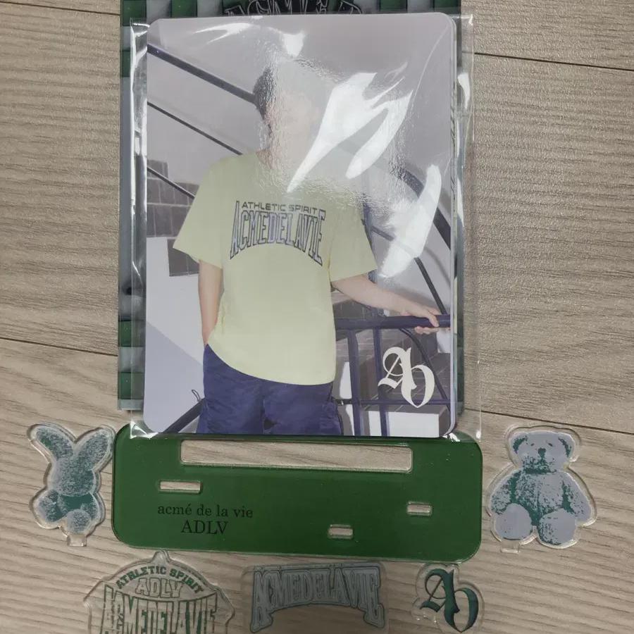 

Acmedlavi Jeonghan Kard Acrylic Stand