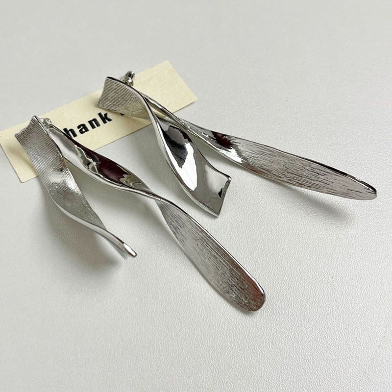 Light Luxury Minority Corrugated Unique Detachable Exaggerated Ribbon Silver