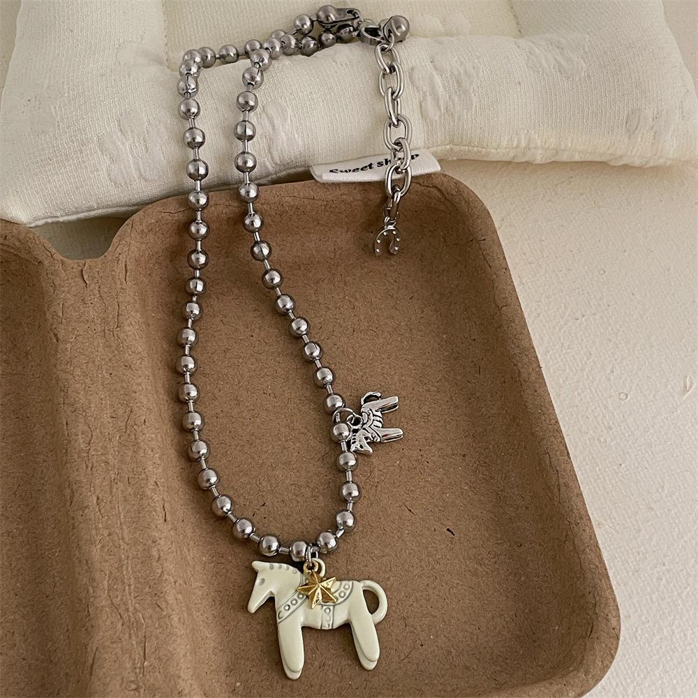 Colliers pendentifs poulain en émail blanc, noir, rose et rouge pour femmes, en alliage plaqué argent, perles, chaîne ras du cou
