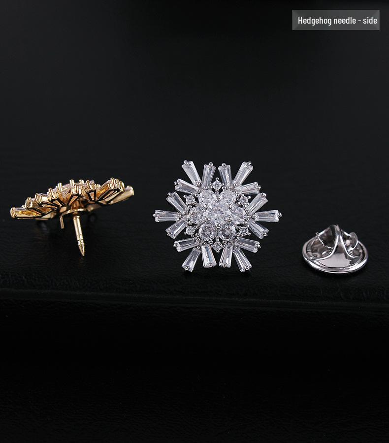 High-End Japanese Korean Snowflake Brooch for Women: Gold-Plated with Micro-Inlaid Zircon, Anti-Exposure Pin