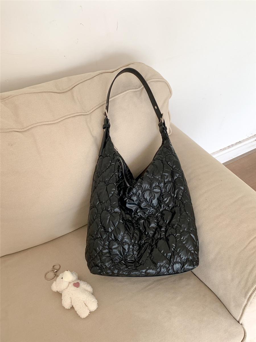 

Heart embroidered women Shoulder Bags Trend Soft new Large capacity Handbags Travel big hobos bags Winter female Hand Bag чёрный