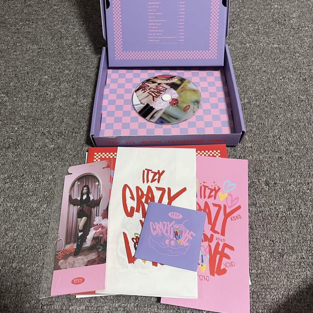 [USED] ITZY THE 1st ALBUM CRAZY IN LOVE with trading card