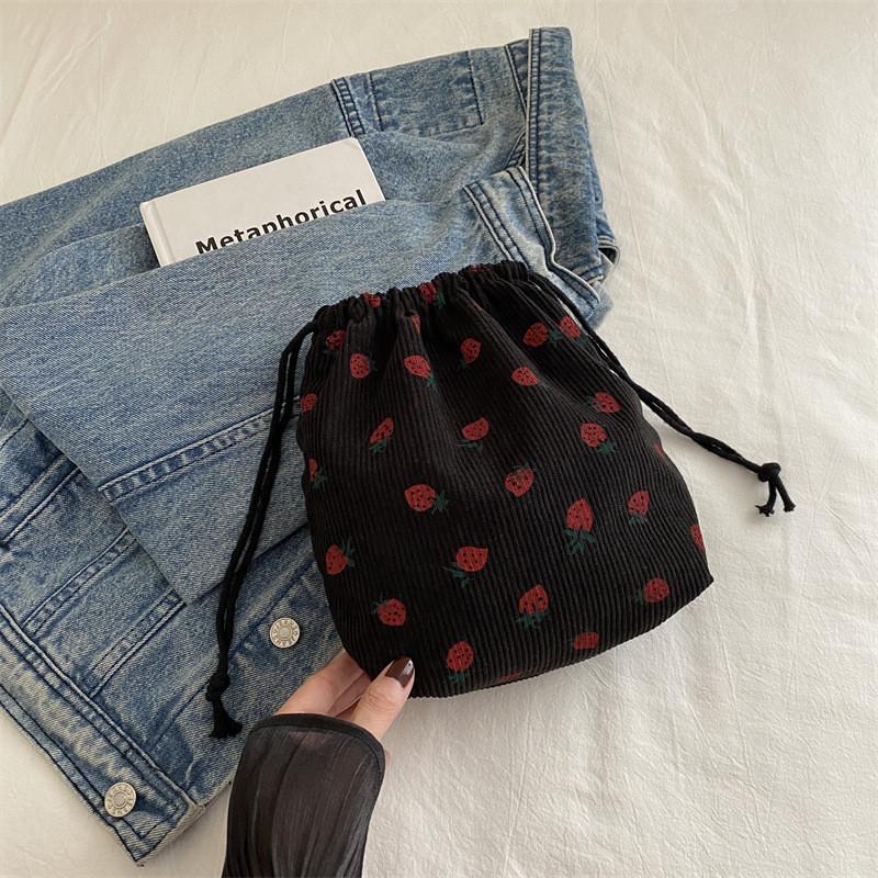 Chic Minimalist Bucket Bag For Women Featuring Soft Canvas Material In Three Elegant Colors чёрный