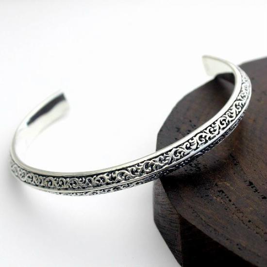 

good vibrations arabesque bangle silver