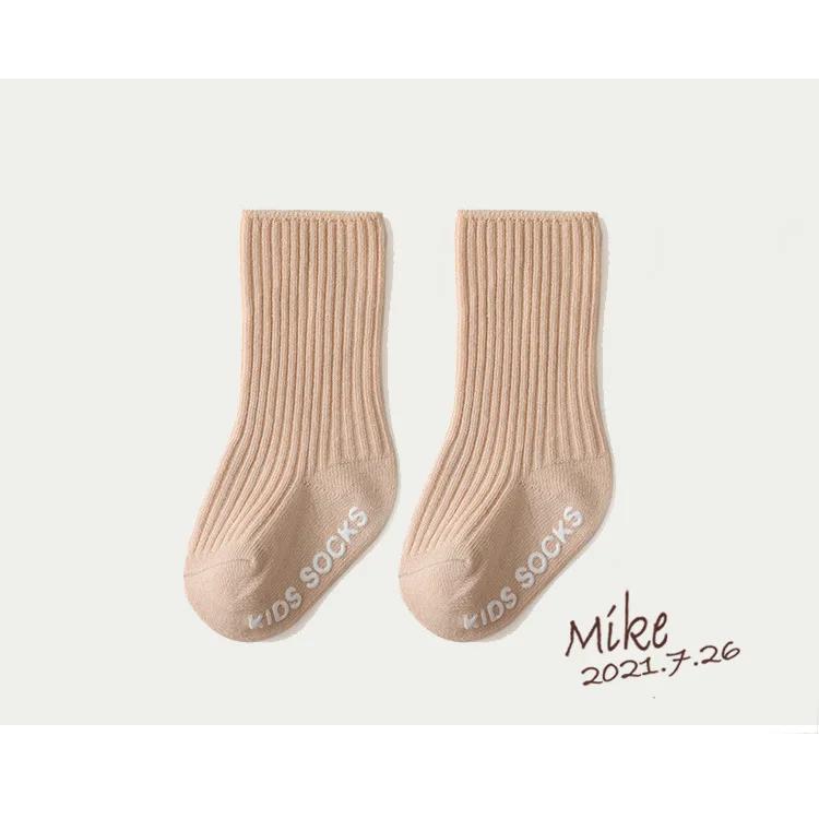 Herbst Winter Baby Mädchen Junge Einfarbig Weiß Buchstabe Bodensocken für 0-3J Kleinkinder Kinder Neugeborenes Baby Weiche Baumwolle Rutschfeste Strümpfe