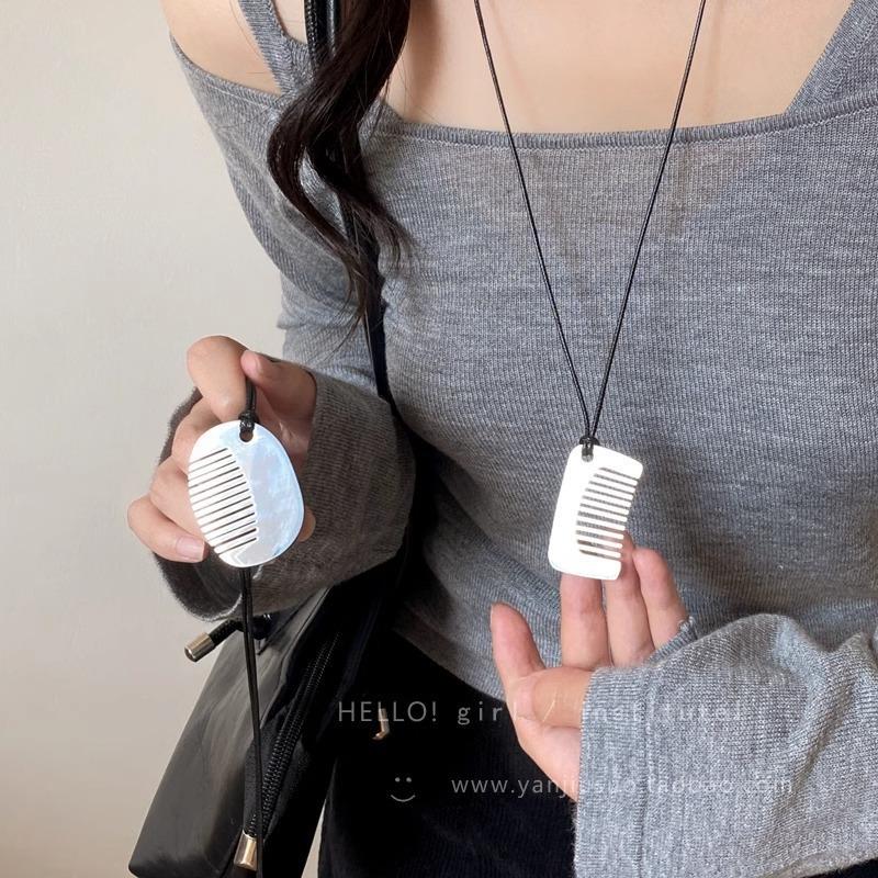 Fashion sense small comb titanium steel black rope pendant necklace women's high-end sweater chain long sweater chain accessories