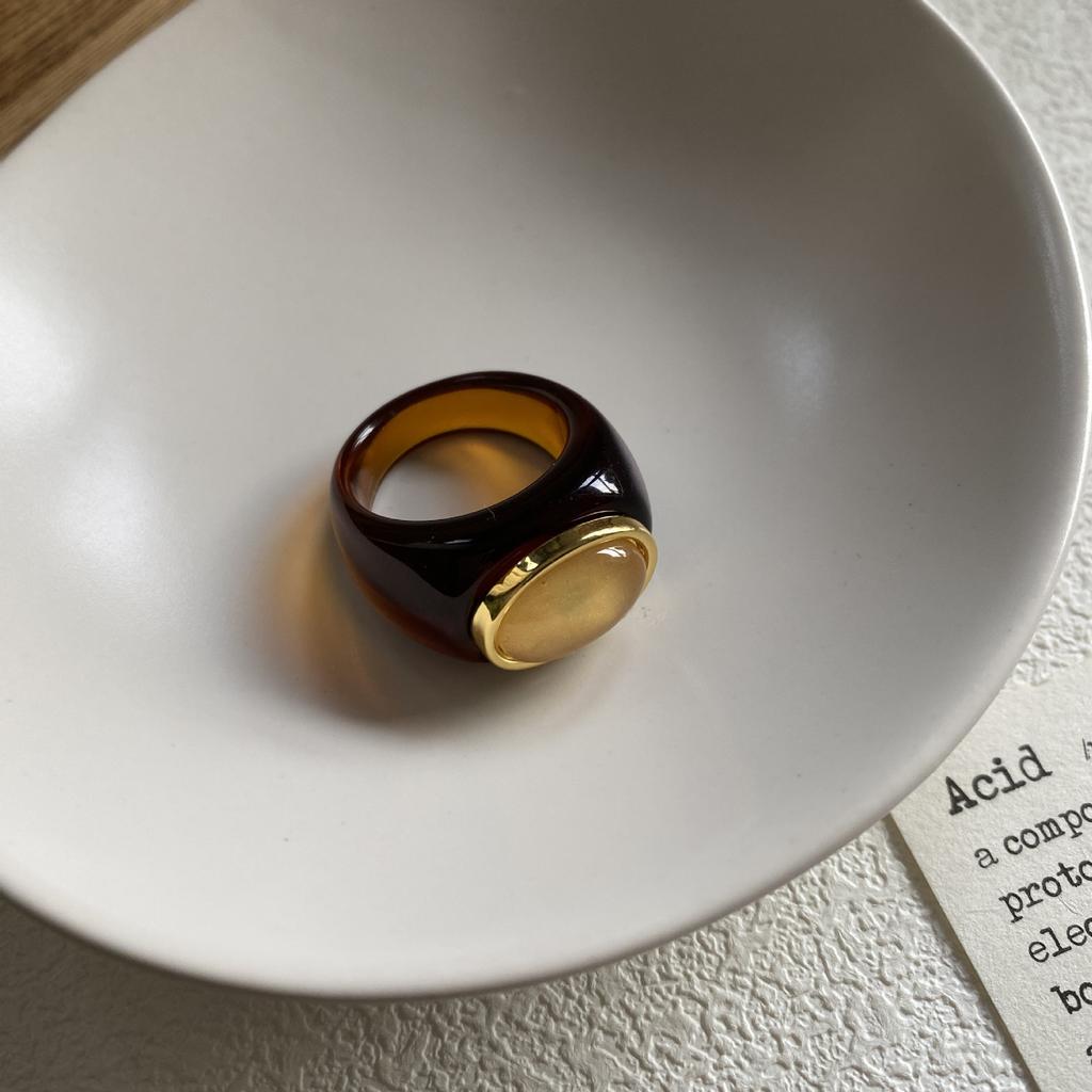French Romantic Style Niche Design Temperament Blogger With High Sense Ring Retro Simple Resin Brown Ring