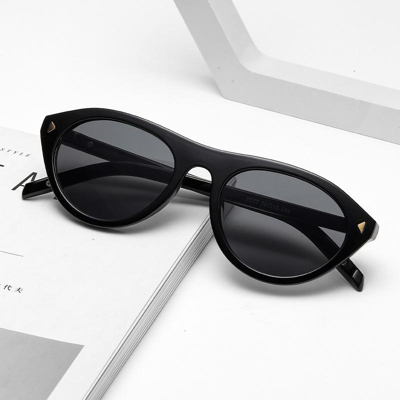 Retro cat eye sunglasses women's black small frame triangular rivet sunglasses UV protection driving versatile flat glasses