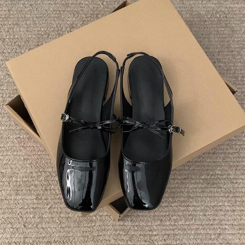 

Сяосянфэн с юбкой крутые тапочки 2025 новая летняя французская высококлассная серебряная сумка голова толстый каблук сандалии женские модели 35