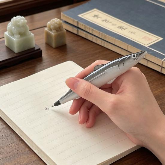 Lustiger Realistischer Gesalzener Fisch Stift Einziehbarer Kugelschreiber Neuheit Schwarzer Gel-Tinte Stift Glattes Schreiben Niedliche Schrullige Schreibwaren für Schüler Büro