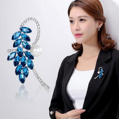 Spilla di cristallo temperamento Spilla di perle versatile alla moda femminile di alta qualità Atmosfera Spilla semplice anti-luce Accessori per abiti