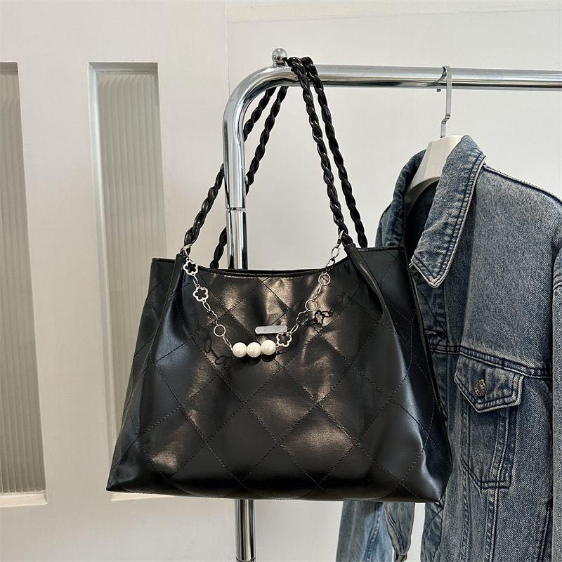 

Niche Chain Bag for Women Fashionable Tote Bag Student Class Large Capacity Commuter Underarm Shoulder Bag чорний
