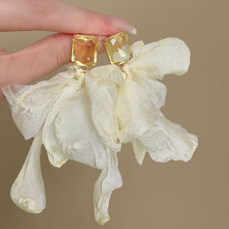 

Серьги «Супер фея цветы» 2025 Новое поступление Самые продаваемые летние серьги Женские Дизайн с особым интересом Необычные серьги в стиле «отпуск» Beige Chiffon Stud Earrings