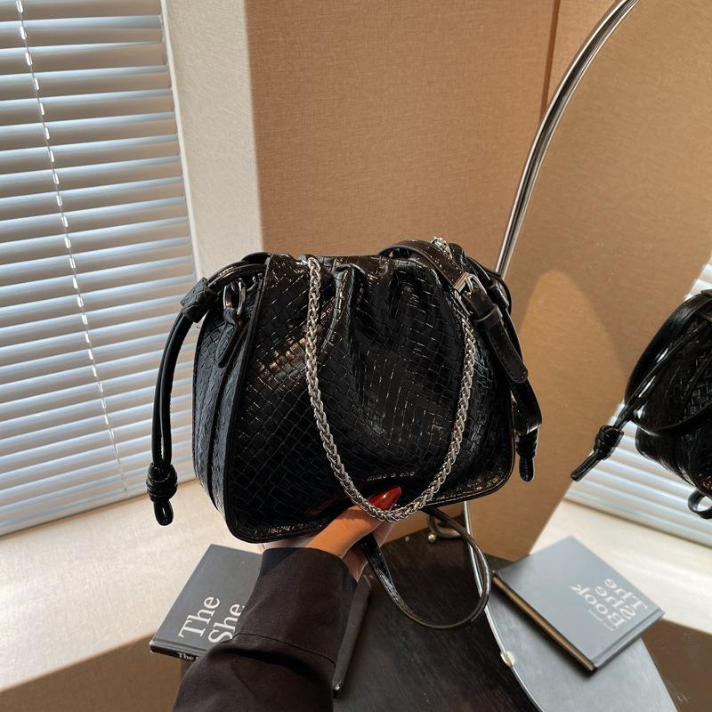 

Модный тренд высококачественная текстура плетеный узор плиссированная сумка-ведро повседневная для поездок на работу универсальная на цепочке сумка-мессенджер женская чёрный