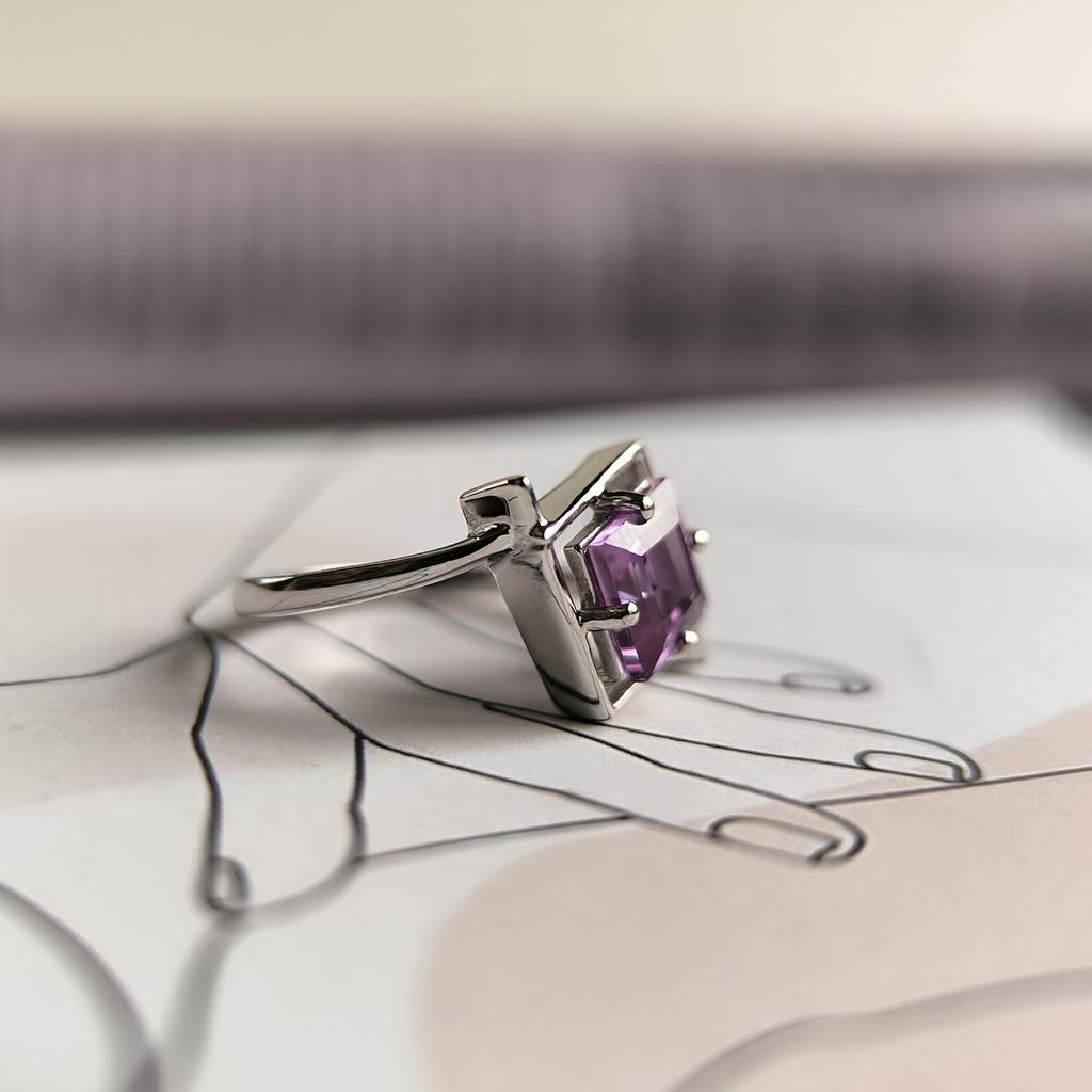 Silver Ring with Alexandrite 2.25ct, Item Weight 3.38 Gr (2187554)