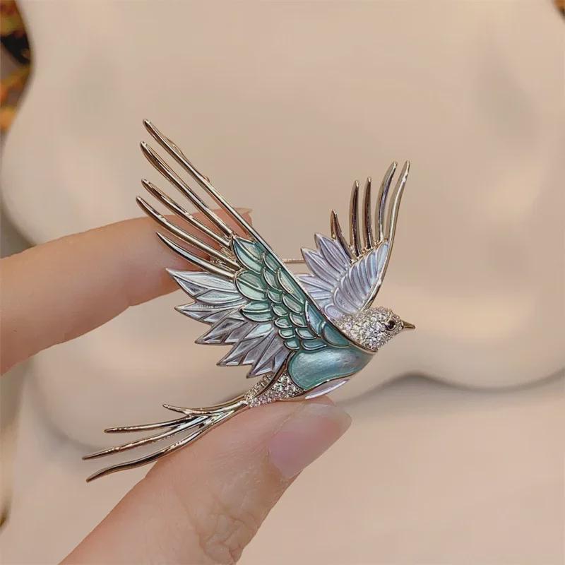 Zarif 3D Renkli Kuş Broşu - Sonbahar ve Kışlık Montlar İçin Lüks Tasarım Korsaj