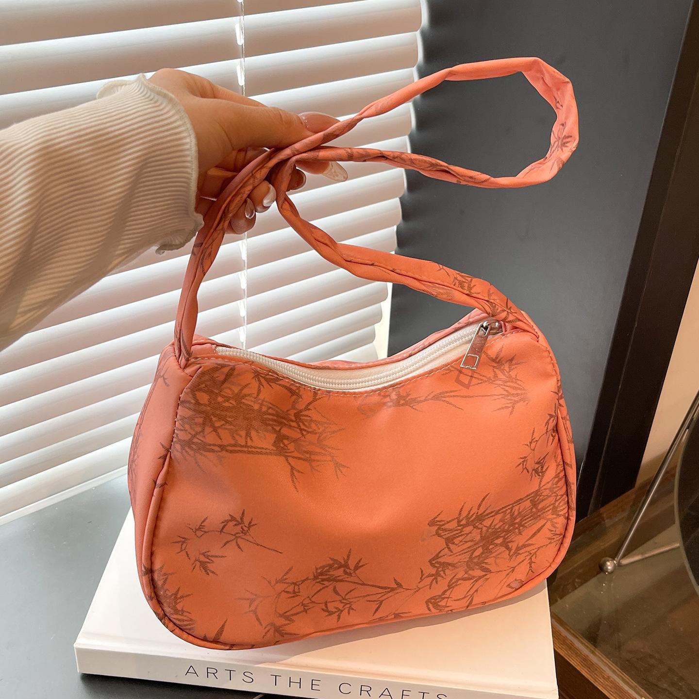 

Новая китайская сумка подмышку женская сумка 2025 новая модная сумка в иностранном стиле на одно плечо через плечо красивая повседневная личность маленькая квадратная сумка оранжевый