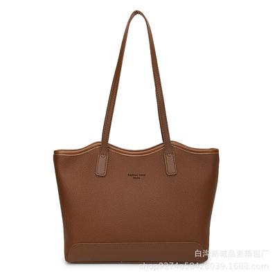The New Tote Bag Is a Simple Choice for Winter.
