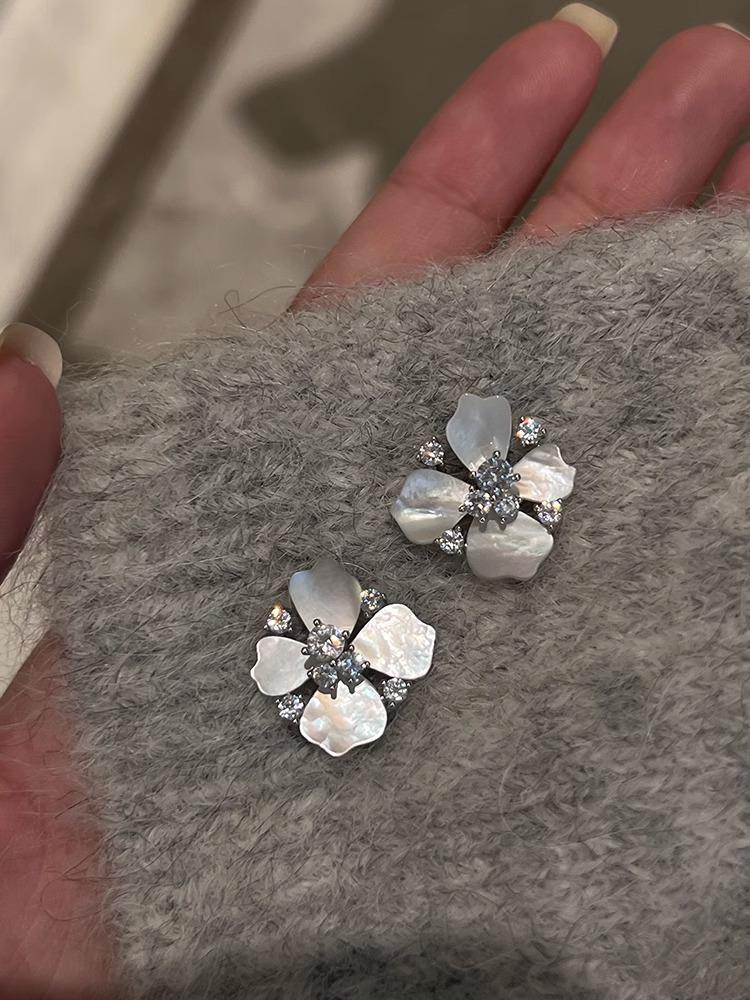 Sugar cube home exquisite light luxury natural fritillary flower temperament earrings niche design high-end earrings new women