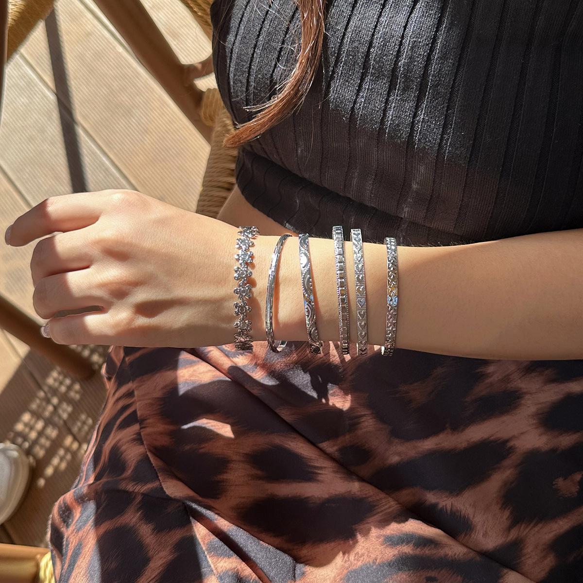 

Sweet And Cool Engraved Flower Bracelet Bracelet Fashionable Metal Texture Stacked Bracelet