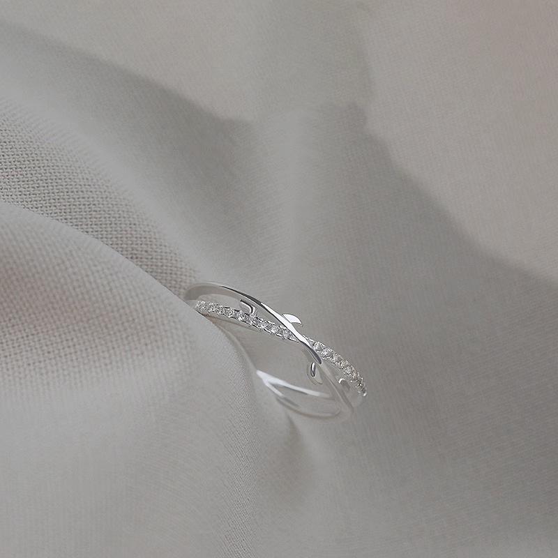 Eleganter Zirkoniaring mit Kreuzblumenzweig: Trendiges, doppelliniges, offenes Design für Damen