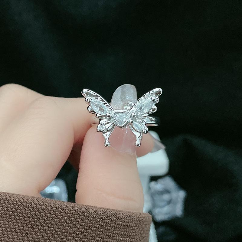 Elegancki Otwarty Pierścionek z Diamentami w Kształcie Motyla - Luksusowy i Modny Design dla Kobiet