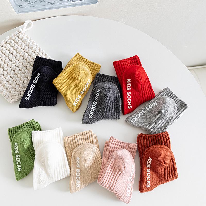 Nowe Jesienne Skarpetki Dziecięce: Bawełniane podkolanówki z podwójną igłą dla dzieci w wieku 1-3 lat, luźny krój, nie krępujące ruchu