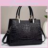 Sac à main élégant en texture crocodile pour femme, grand format et décontracté, avec options de porté épaule et bandoulière.