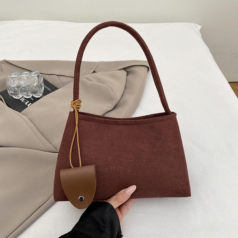 

Премиальная замшевая сумка подмышку женская 2025 осень и зима новая модная универсальная дорожная портативная сумка-тоут