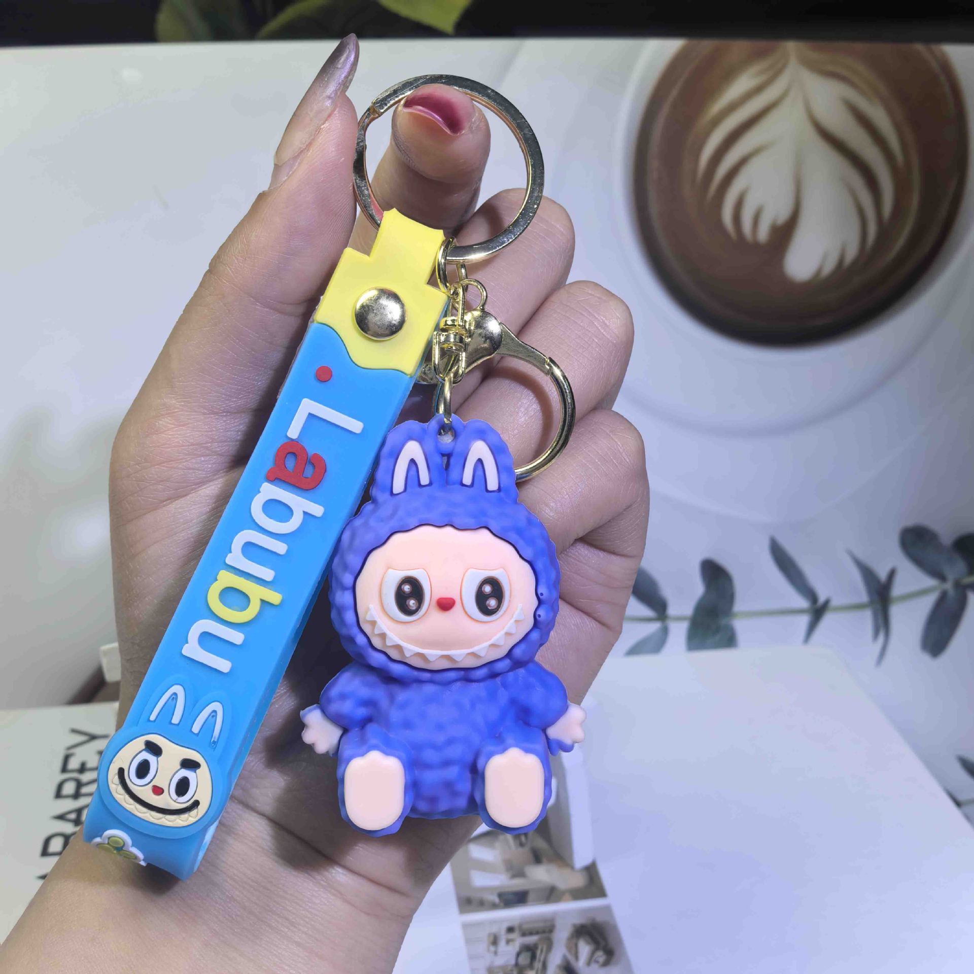 

Сидящая кукла Лабу Брелок ПВХ Украшения для телефона Подвески для сумки Брелок для автомобиля Рождественские подарки 1 шт.