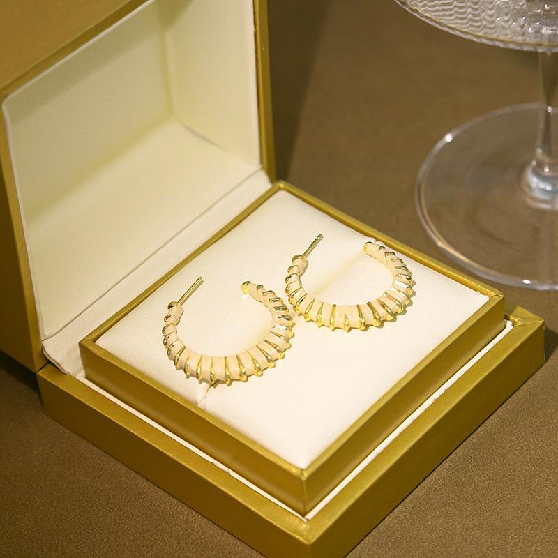 

Colorful Color Matching C-Shaped Metal Earrings, Retro Court Style, Beautiful Temperament, Round Ring Stud Earrings.