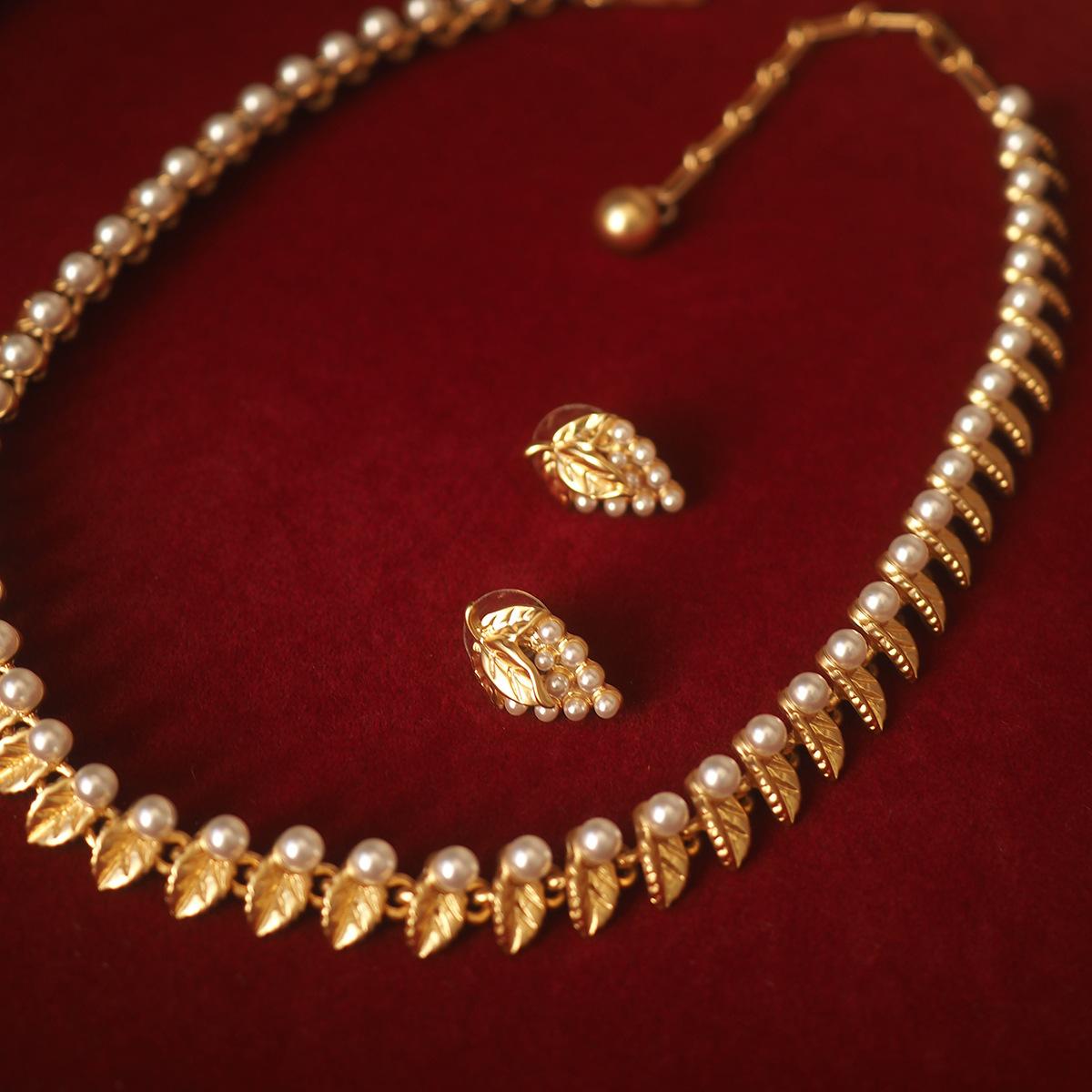 

Birthday Ribbon French Leaf Pearl Necklace