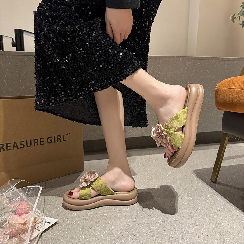 Internettkändis blomma flip-flops kvinnor, sommar nya klämda fötter strand tjockbottnade svala tofflor, små tofflor