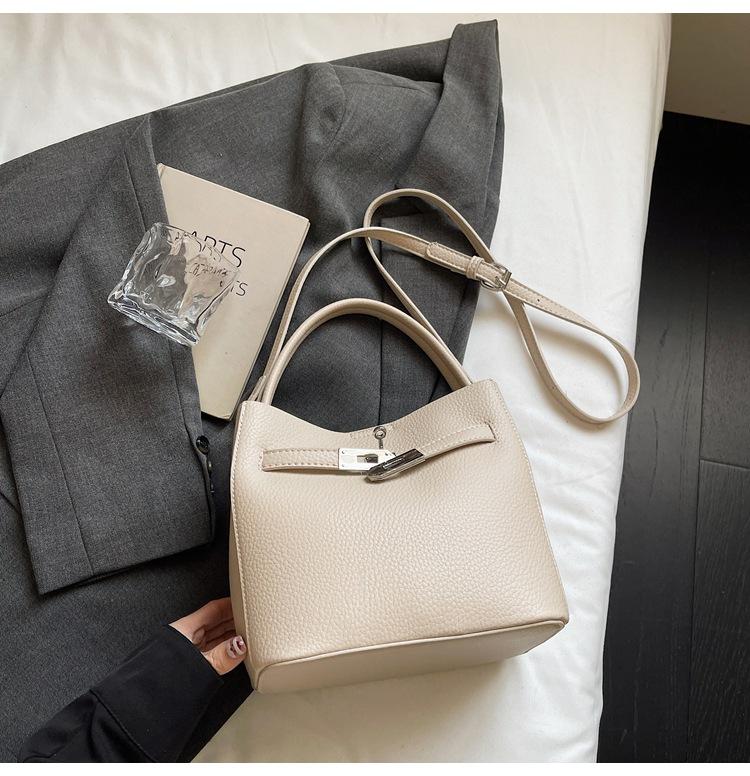 

Commuter large-capacity portable bucket bag women s 2025 new retro fashion casual shoulder bag Korean version messenger bag