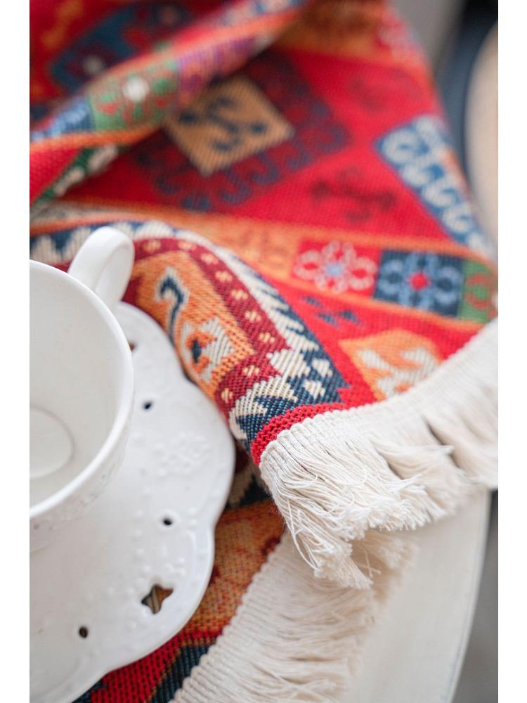 Amerikanische Tischdecke Jacquard Rot Weihnachtstischdecke Runde Tischdecke Geeignet für Feiertags-Esszimmer Picknicks Outdoor-Camping und Heimdekoration