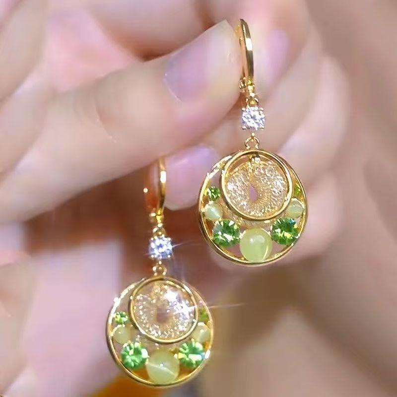 

Luxury Green Cat Eye Stone Diamond Earrings Fashionable Circle Clasp Lightweight Elegant Jewelry Gift for Women